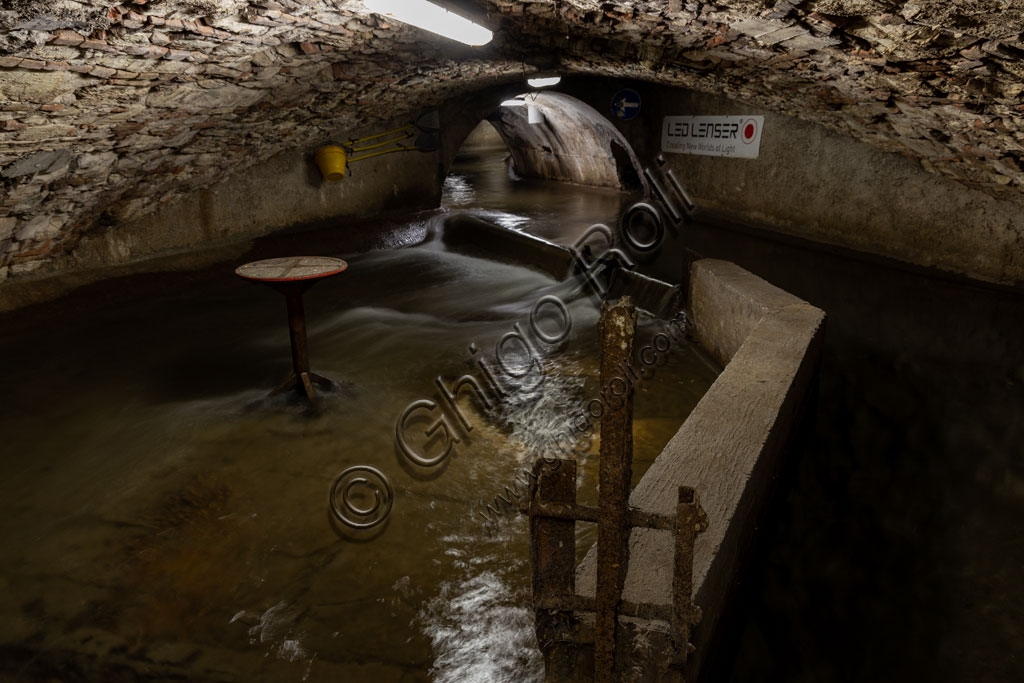 Interno del sotterraneo del Serraglio a Brescia con tracce di antichi corsi d'acqua