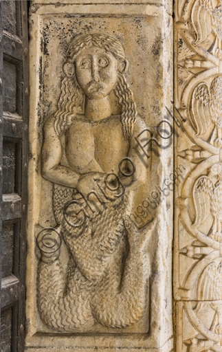 Scultura romanica della Sirena sul portale nord del Duomo di San Lorenzo a Genova