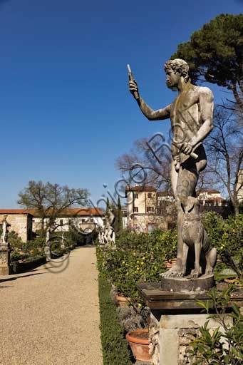 Statua in marmo raffigurante figura maschile con cane nei giardini di Palazzo Corsini al Prato, Firenze
