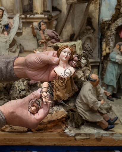 Dettaglio di una statuina in terracotta del Presepe Siciliano di Ivano Vecchio, in mostra ad Assisi, Umbria