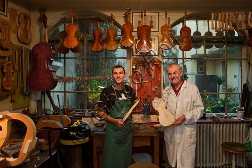 Stefano Conia padre e figlio al lavoro nel loro laboratorio di liuteria a Cremona, specializzato nella costruzione di violini artigianali