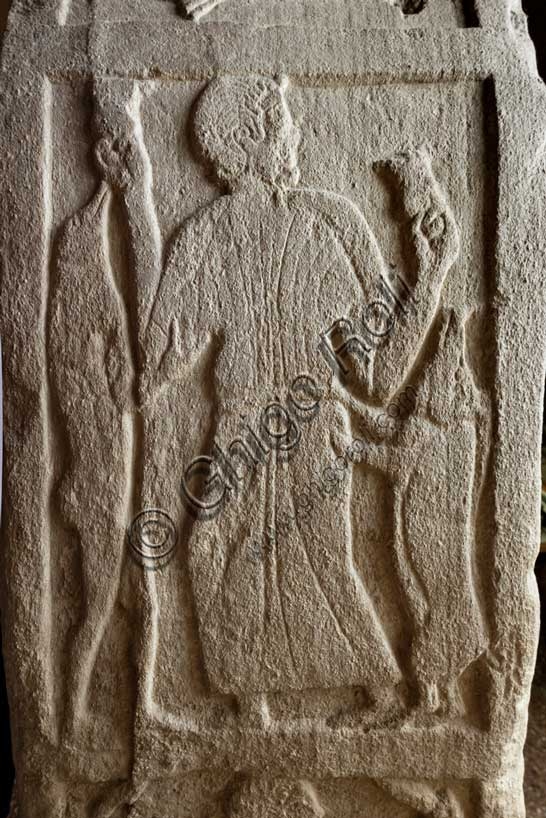 Stele funeraria etrusca Bologna, dettaglio metopa con Circe e compagni di Ulisse trasformati in maiali