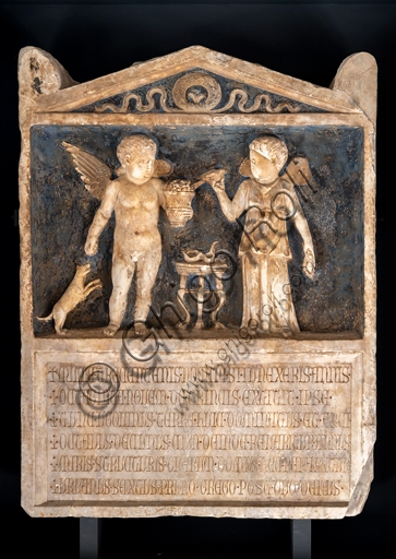 Stele marmorea romana che raffigura Amore e Psiche, collezione archeologica di Palazzo Trinci a Foligno