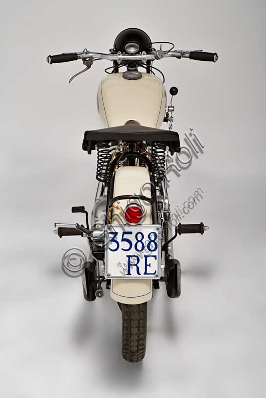 Moto d'epoca Taurus 175 U3 del 1934 restaurata, colore nero e avorio