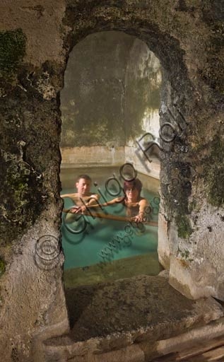 Ospiti nelle vasche termali romane dei Bagni Vecchi, stabilimento storico terme Bormio, Valtellina
