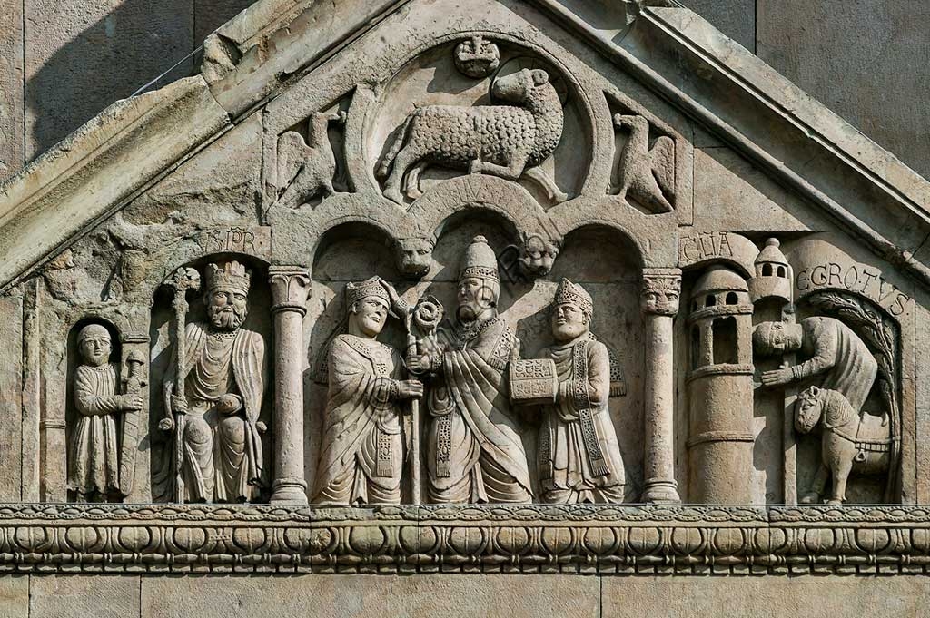 Timpano scultoreo con Carlo Magno, Papa Adriano II e miracolo di San Donnino, Duomo di Fidenza, Benedetto Antelami