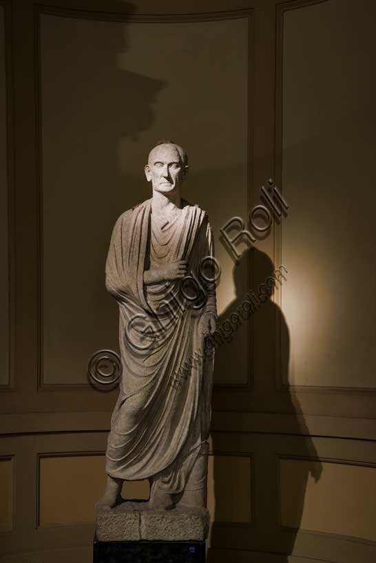 Fotografia della scultura romana in marmo Togato di Maccaretolo, Museo Civico Archeologico di Bologna