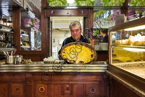 Titolare della Pasticceria Boni a Reggio Emilia mostra la tradizionale torta di riso emiliana