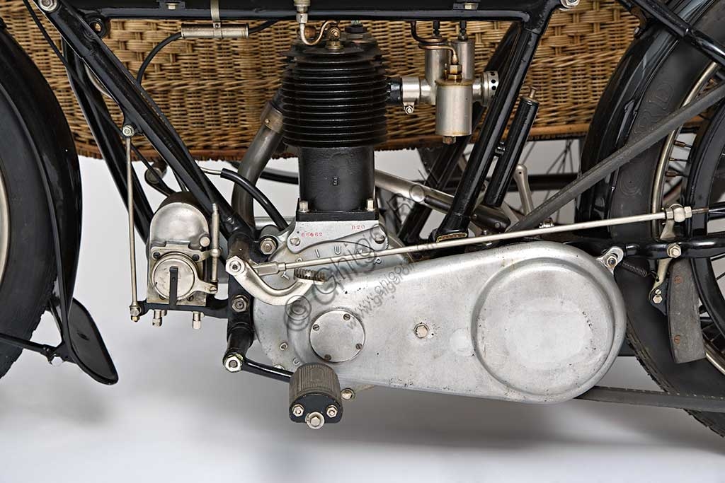Fotografia della motocicletta d'epoca Triumph H Side del 1918, in condizioni restaurate, con motocarrozzetta.