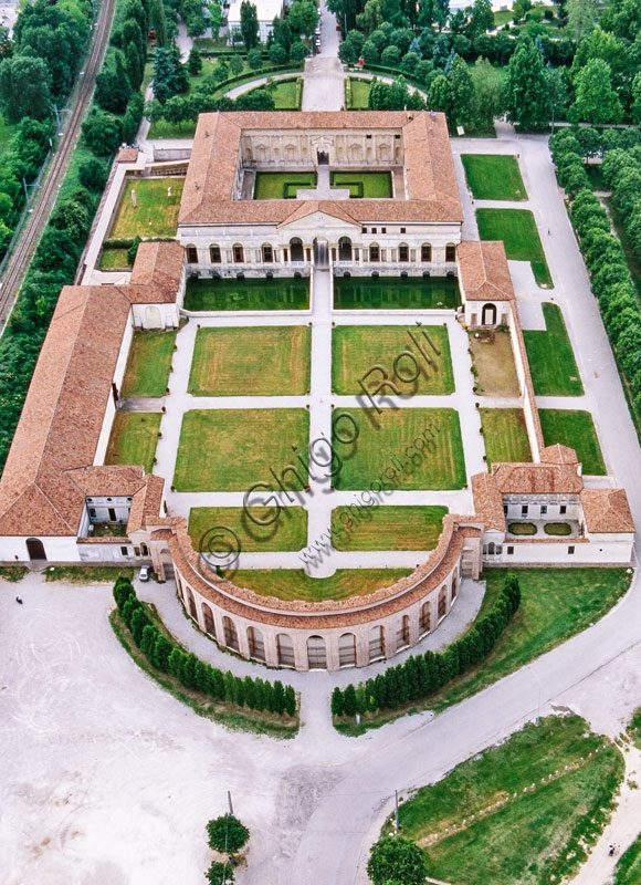 Veduta aerea di Palazzo Te a Mantova, Italia, ripresa dal lato orientale che mostra l'edificio manierista e il suo giardino