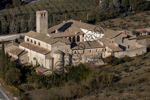 Veduta panoramica del complesso monastico di San Ponziano a Spoleto, in Umbria, con architettura storica e campanile.