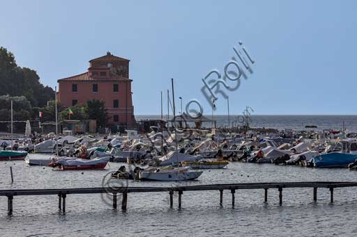 Veduta panoramica del Golfo di Baratti con il porticciolo e le barche ormeggiate in primo piano, Toscana