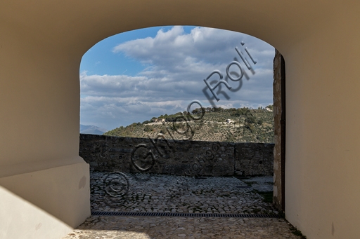 Veduta panoramica verso nord dal castello Rocca Albornoz, fortezza a Spoleto in Umbria