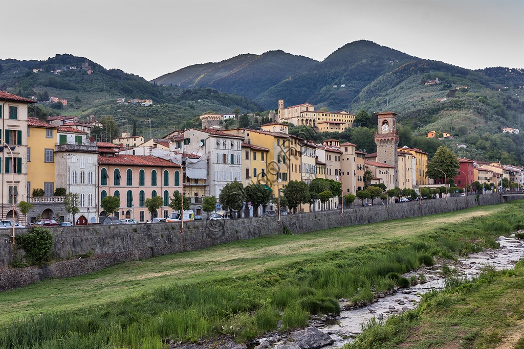 Veduta panoramica del centro storico di Pescia, in Toscana, affacciata sulle rive del torrente Pescia