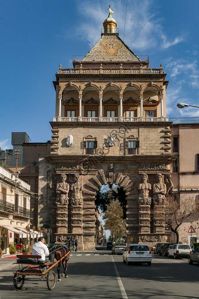 Veduta di Porta Nuova a Palermo, porta monumentale in stile rinascimentale con decorazioni scultoree