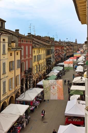 Panorama di via Emilia San Pietro a Reggio Emilia con le bancarelle del mercato allestite lungo la strada