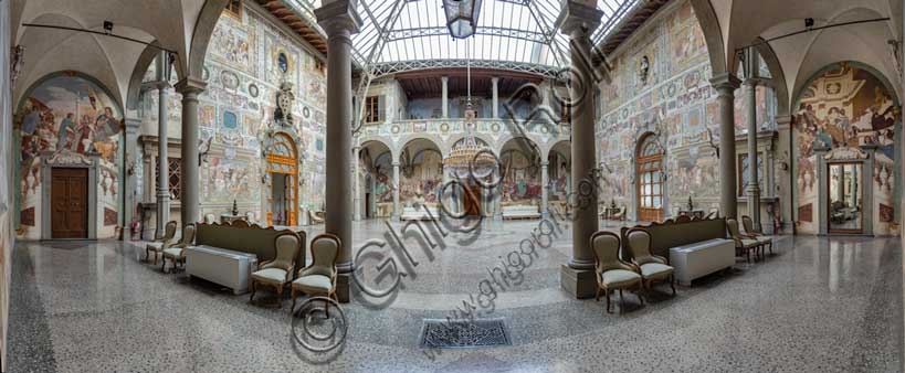 Veduta orbicolare del cortile di Villa Medicea La Petraia a Firenze con affreschi di Cosimo Daddi e Volterrano