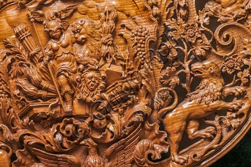 Particolare dell'intaglio decorativo in legno del violoncello di Domenico Galli, 1691, Galleria Estense di Modena