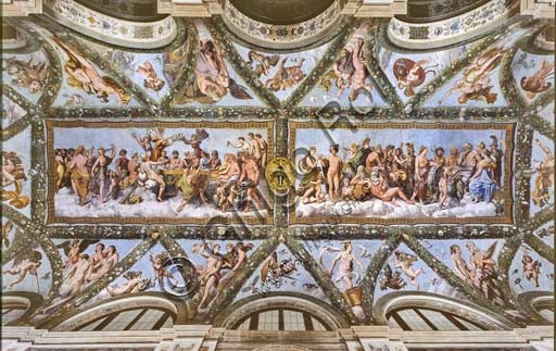 Veduta della volta affrescata della Loggia di Amore e Psiche, Villa Farnesina Roma, con il Concilio degli Dei e festoni di piante.
