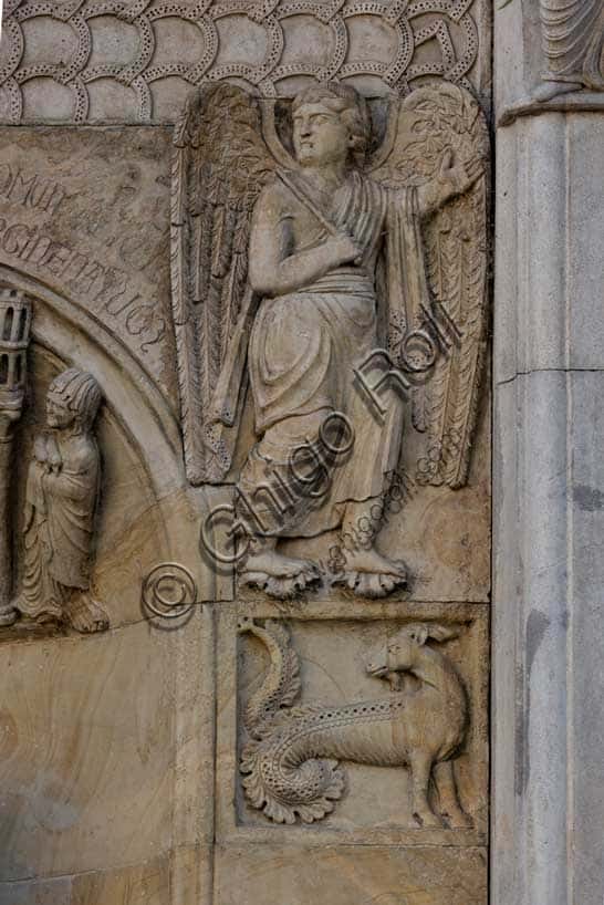 Bassorilievo del Capricorno e Angelo a indicare Roma nel Duomo di Fidenza