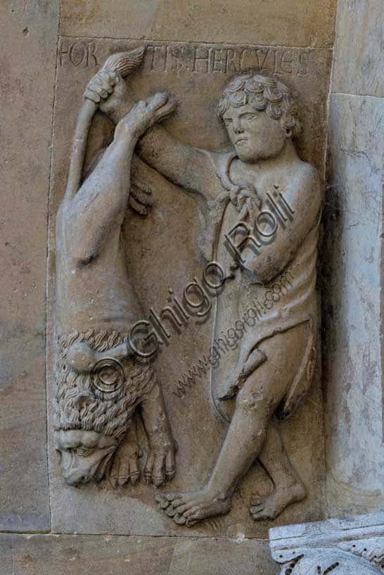 Ercole e il leone di Nemea: bassorilievo di Antelami al Duomo di Fidenza