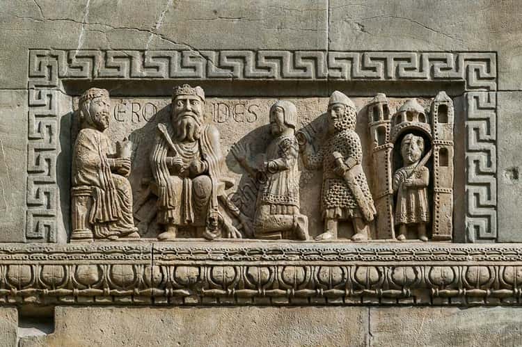 Bassorilievo di Re Erode in Trono sul Duomo di Fidenza