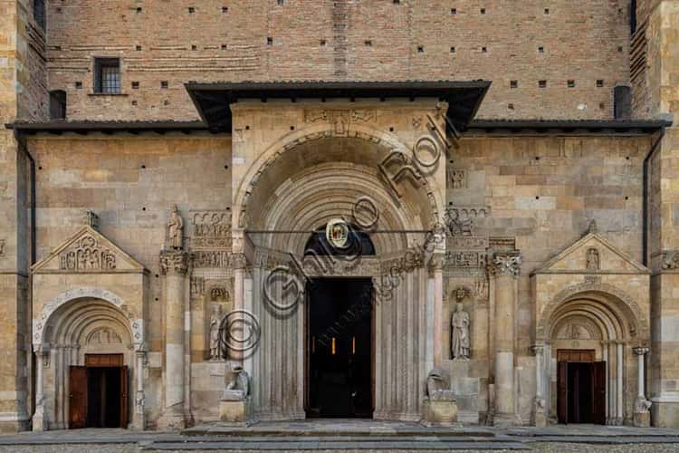 Duomo di Fidenza: Architettura della Facciata e i Tre Portali
