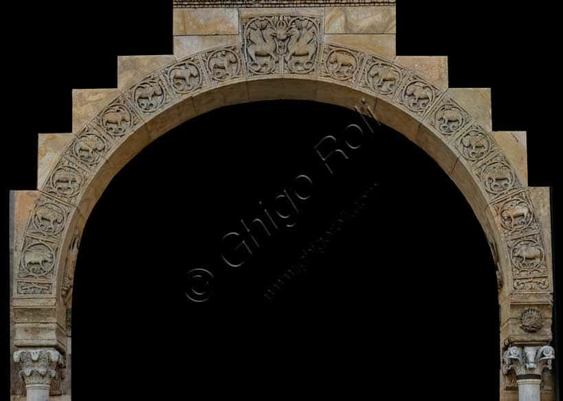 Portale del Duomo di Fidenza: i Sette Peccati Capitali scolpiti da Antelami