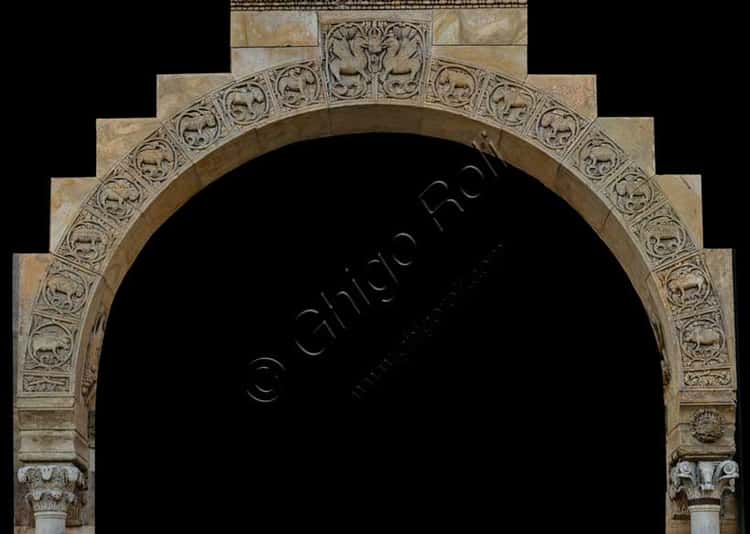 Portale del Duomo di Fidenza: i Sette Peccati Capitali scolpiti da Antelami