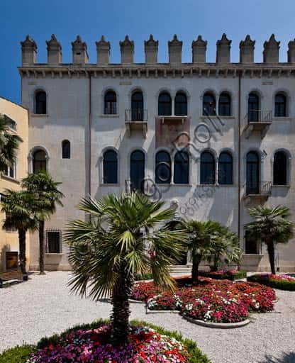 Garden of Palazzo dei Capitani in Malcesine: Historic Palms and Flowers