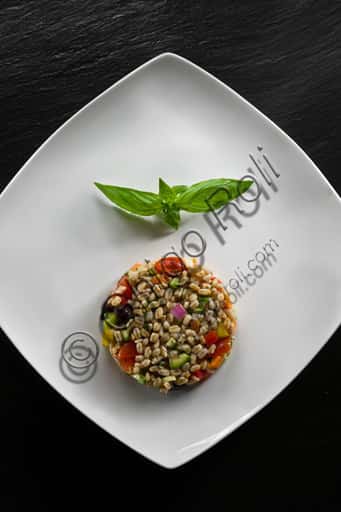 Ricetta di Insalata di Farro con Pomodori, Basilico e Olive