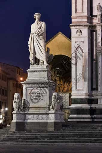 Monumento a Dante Alighieri nella Piazza di Santa Croce a Firenze