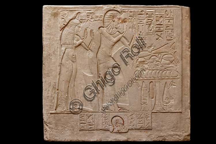 Rilievo Egizio nel Museo Archeologico di Bologna: Analisi e Contesto