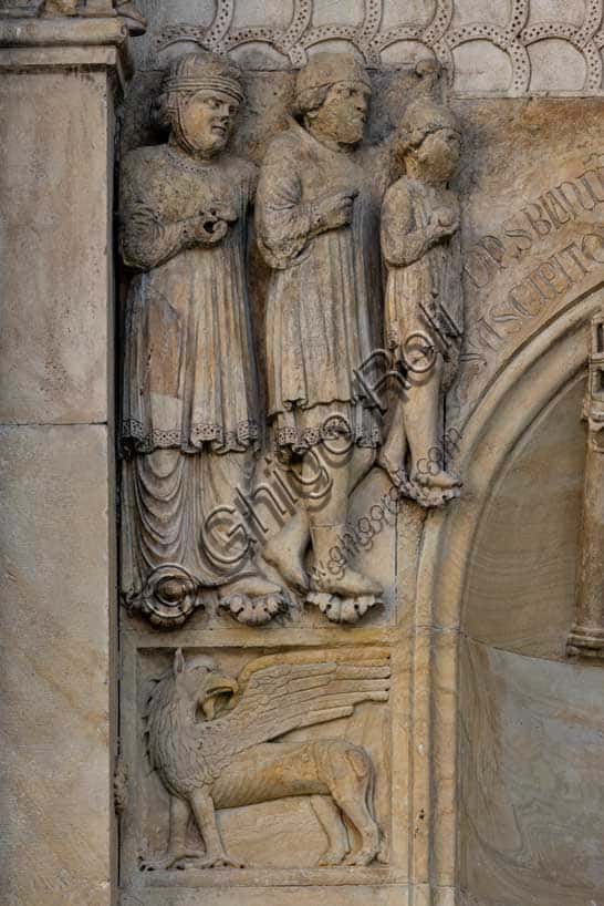 Scultura del grifone e pellegrini sul Duomo di Fidenza