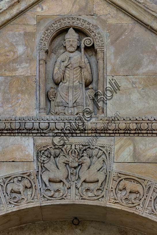 Scultura del Vescovo nel timpano del Duomo di Fidenza