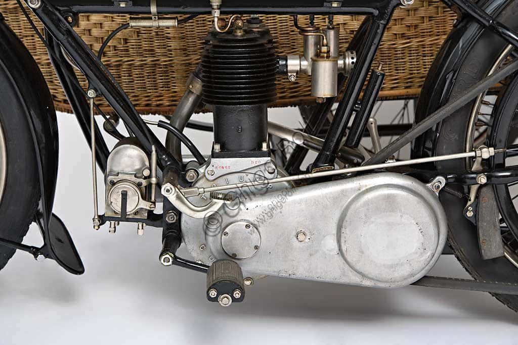 1918 Triumph H Side: Vintage Motorcycle with Sidecar