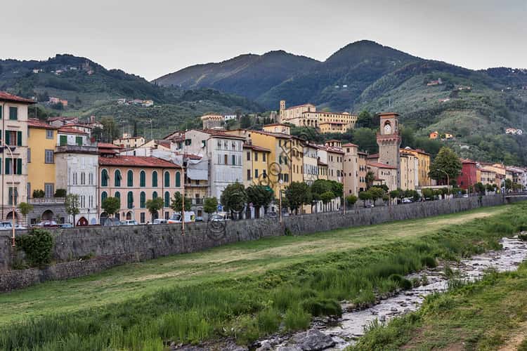 Veduta di Pescia in Toscana: Panorama Urbano sul Torrente Omonimo