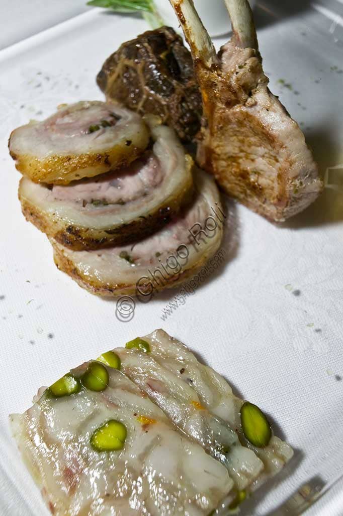 Arrosto di maiale e coppa di testa, tipico secondo piatto italiano servito su tagliere