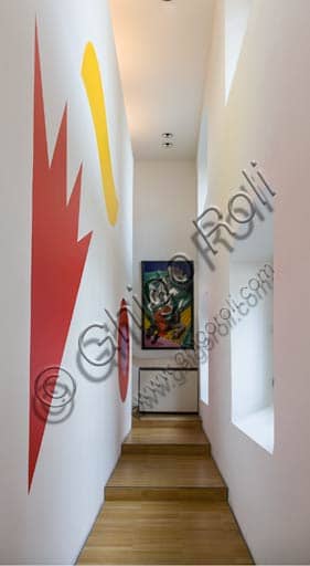 Corridoio con scale progettato da Fortunato Depero presso Casa Depero, museo di Rovereto