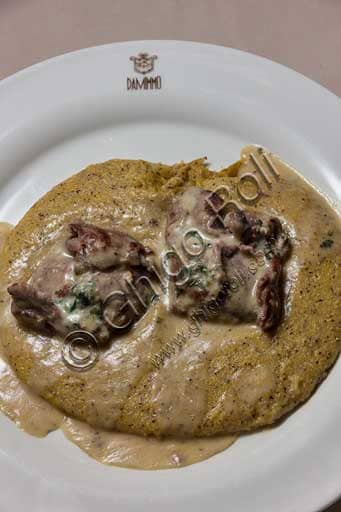 Oseli scapacc alle erbette con formaggio Branzi d'alpeggio, piatto tradizionale di Bergamo, presentato su piatto