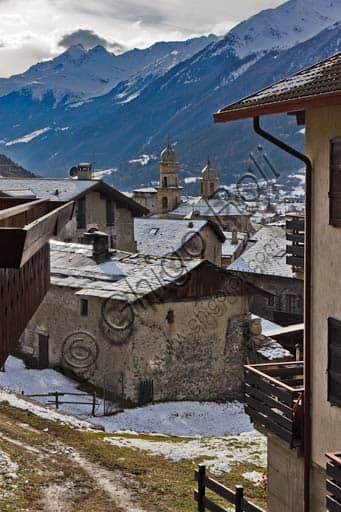 Veduta parziale di Bormio con la Chiesa di Sant'Ignazio sullo sfondo delle montagne in Alta Valtellina