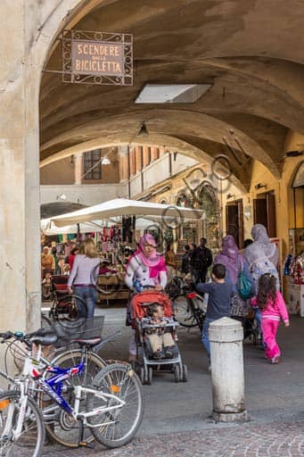 Veduta serale di Piazza Prampolini a Reggio Emilia con il Palazzo del Comune illuminato e tavolini di un bar