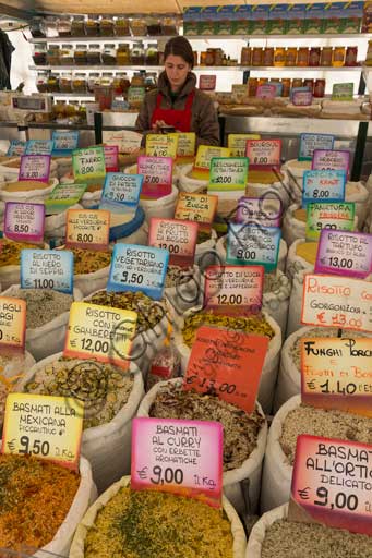 Tipi e varietà di riso in vendita al mercato di Piazza delle Erbe a Padova, Italia