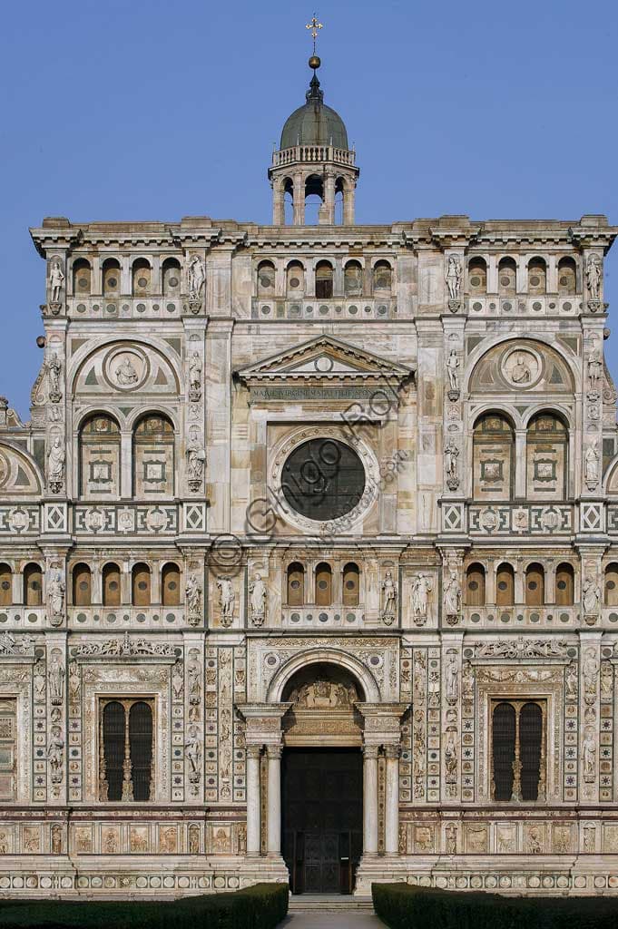 Facciata della Certosa di Pavia: Dettaglio Architettonico del Rinascimento Lombardo