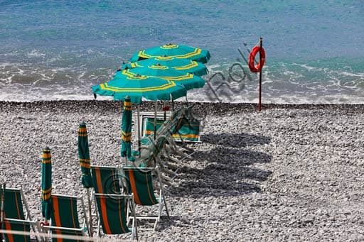 Spiaggia di Camogli: Ombrelloni e Sdraio sul Litorale Ligure