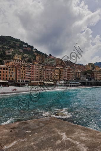 Veduta del Lungomare di Camogli: Case Colorate sulla Riviera Ligure