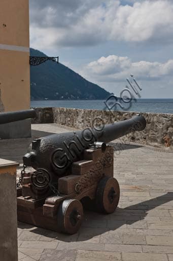 Camogli: Panorama Storico con Cannone presso Castel Dragone