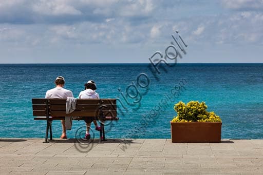 Fotografia di una Coppia di Turisti sul Lungomare di Camogli, Liguria