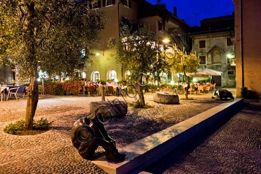 El Zulo a Malcesine: Scultura di Victor Ochoa in Piazza Porto Vecchio