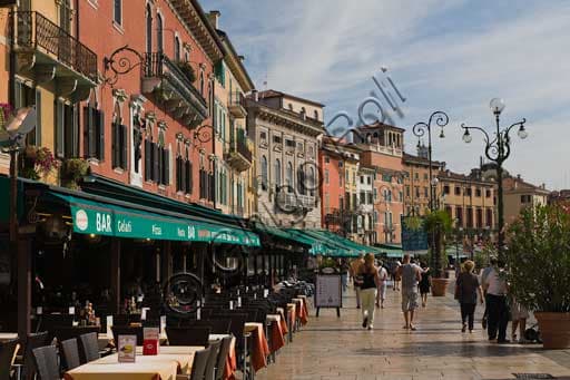 Piazza Bra a Verona: Veduta del Liston con i Tavolini dei Locali